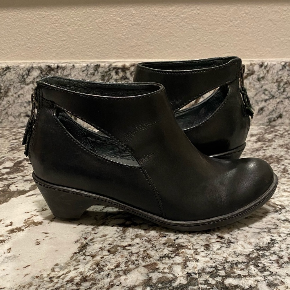 EUC Women’s Dansko Booties. Size 36.